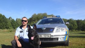 Policejní psovod Lubomír Ábel se svým čtyřnohým svěřencem Gaunerem.