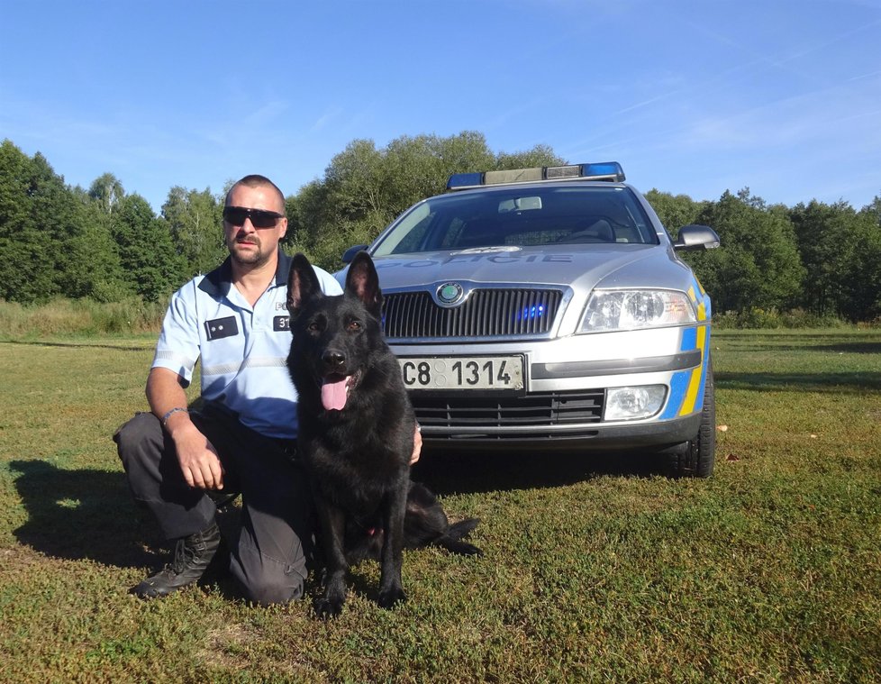 Policejní psovod Lubomír Ábel se svým čtyřnohým svěřencem Gaunerem.