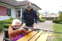 Pětihvězdičkový domov pro seniory: Babičky tu učí střílet z pušky!