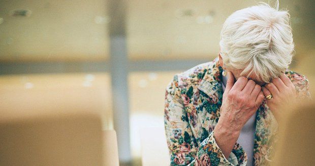 Češi: O důchodce ať se stará stát. Úspory na stáří schvaluje jen desetina lidí