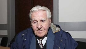 „Důchodce se pozná podle toho, že ztrácí zájem,“ říká Maxmilián (93). Seniorům v Praze pomáhá bojovat se stářím