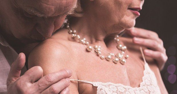 Sex chtějí i 80letí: Osahávají nás, stěžují si pečovatelky. Domovy seniorů řeší harašení