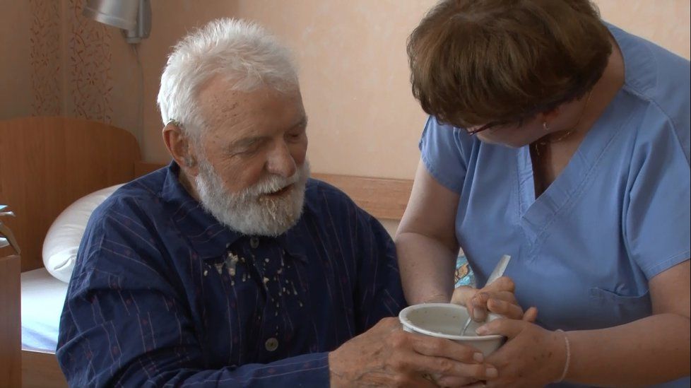 Pečovatelé mohou týrat nebo omezovat seniory, upozorňuje organizace Život 90. (foto z propagačního videa)