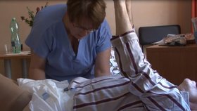 Pečovatelé mohou týrat nebo omezovat seniory, upozorňuje organizace Život 90 (foto z propagačního videa).