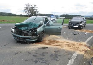 Senior (85) na křižovatce nedal přednost, následovala srážka  přijíždějícím vozem.