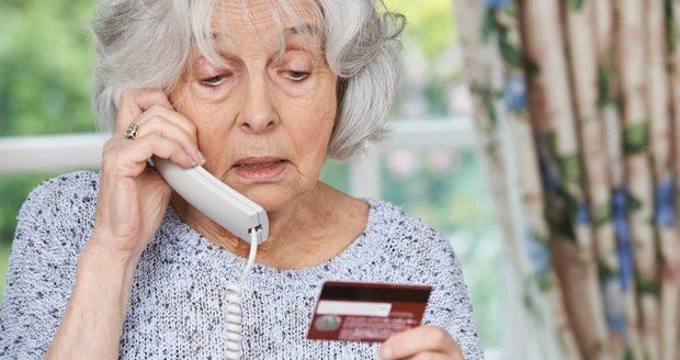 Pozor na šmejdy po telefonu: Z lidí se snaží vylákat údaje o bankovních kartách