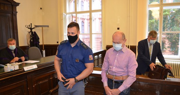 Trest za vraždu je definitivní. Senior (67) z Brna, který loni zastřelil svou mladou milenku, si odsedí 16 let v base. Verdikt potvrdil Vrchní soud v Olomouci.