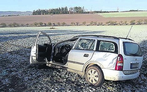 Řidič i cestující (55) skončili se středně těžkými zraněními v domažlické nemocnici.