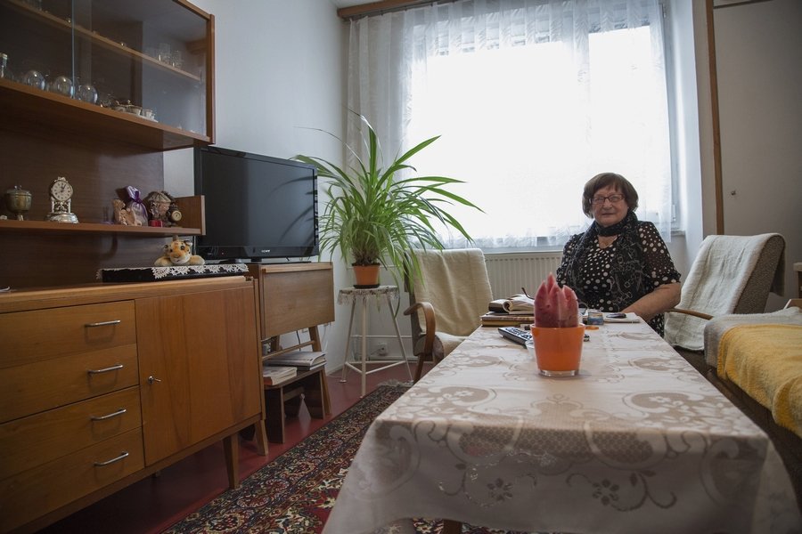 Paní Smetanová ve svém pokoji v domově pro seniory