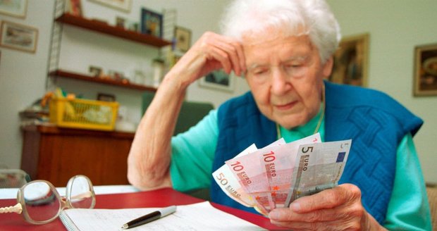 Řada důchodkyň má problémy vyjít s penězi.