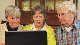„Sdílejte, než to smažou!“ Seniorům na webu chybí ostražitost, dostali sérii rad