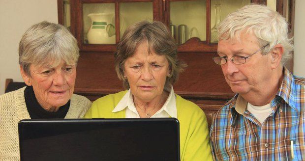 „Sdílejte, než to smažou!“ Seniorům na webu chybí ostražitost, dostali sérii rad