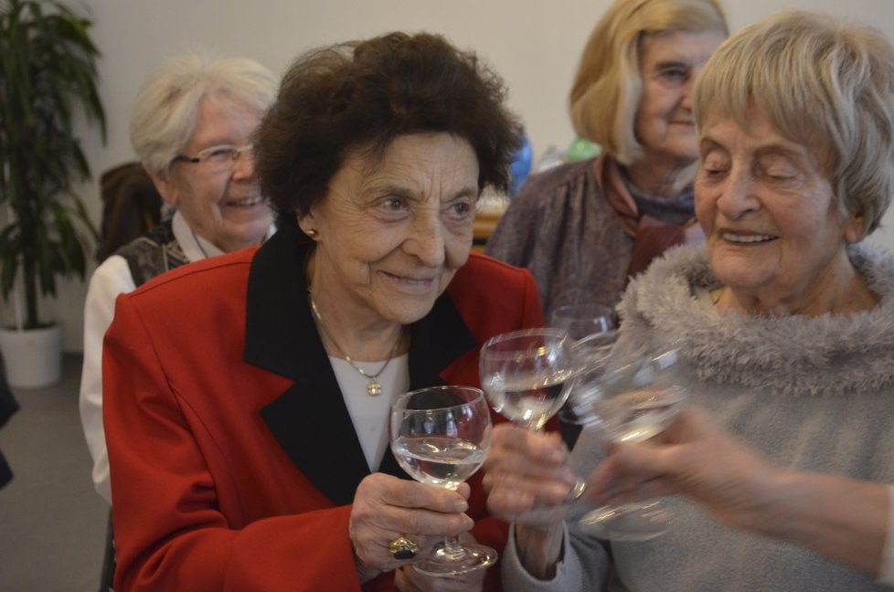 Zleva: Ludmila Bakešová (90) si připíjí s ostatními studenty. Vedle ní nejstarší studentka Helena Pechlátová (99)