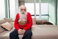 Tisíce seniorů o Vánocích nejvíce trápí samota. Pošlete jim medvěda se vzkazem