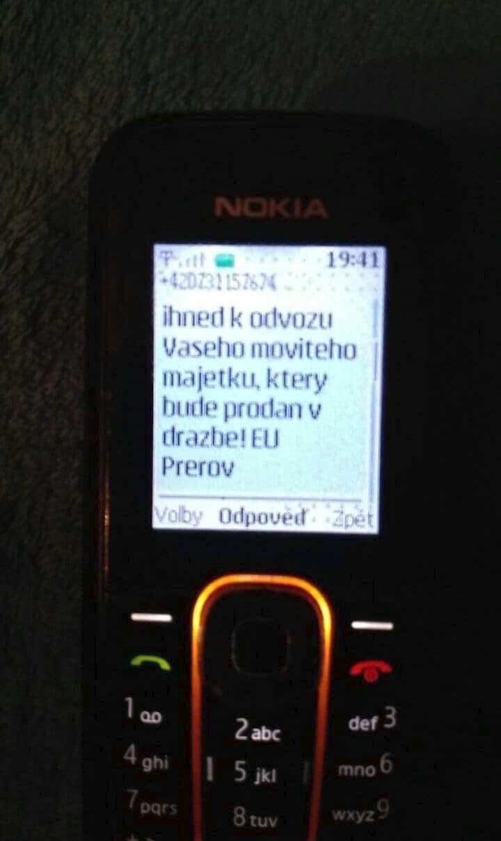 SMS zprávy poslané seniorovi jsou plné vykřičníků