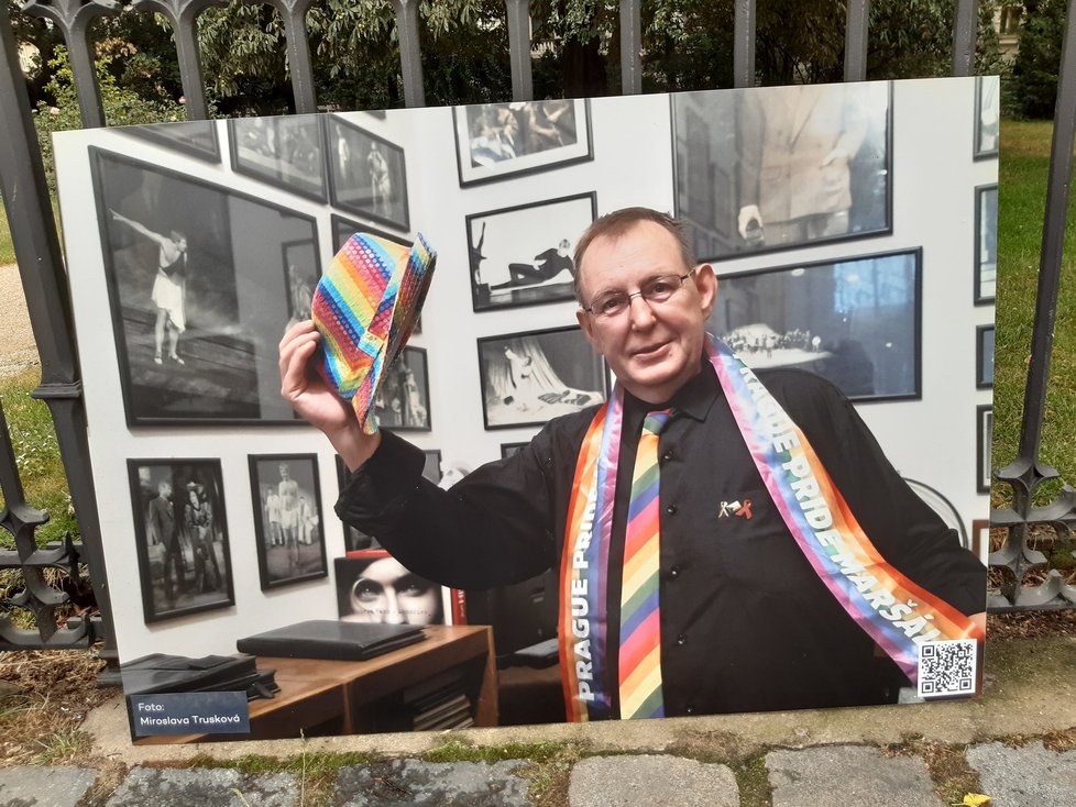 Výstava organizace Život90 uspořádala výstavu, která lidem přibližuje život LGBT seniorů