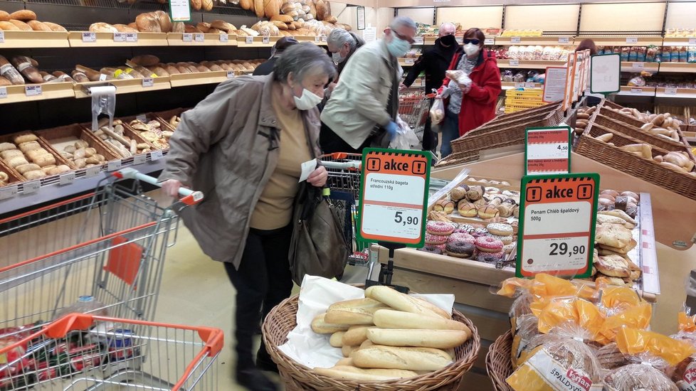 Zavřeno v neděli? Pro zaměstnance řetězců katastrofa, míní Prouza