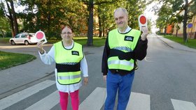 Věra Vydařelá a Ivo Kapec si dozor u jednoho z přechodů vyzkoušeli hned 1. září. Každý teď dostane přechod blízko svého bydliště, kde budou zajišťovat bezpečný příchod dětí do škol.