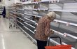Bezradná seniorka nad prázdnými regály v australském supermarketu