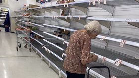 Bezradná seniorka nad prázdnými regály v australském supermarketu