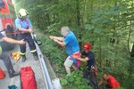 Vyčerpané seniory z Belgie zachraňovali hasiči. Vylézt kopec už totiž nedokázali.