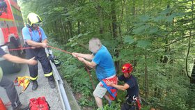 Senioři z Belgie se zasekli na kopci v Beskydech: Vyčerpané je zachraňovali hasiči