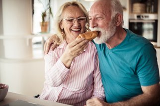 Nezdravá strava seniorů: Chybí jim tekutiny i bílkoviny