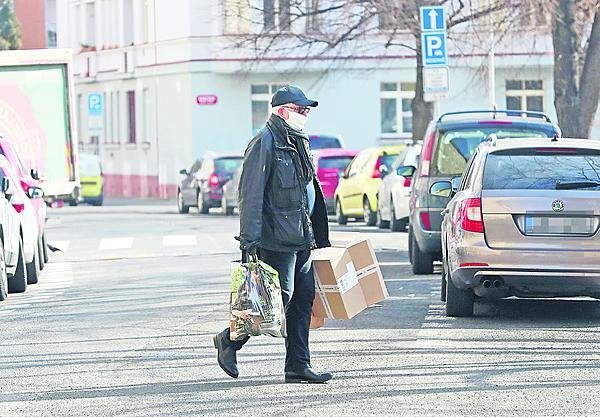 PRAHA-DEJVICE, PÁTEK 27. BŘEZNA 10:09. Petr vyrazil na lov dezinfekcí. Stihl předtím ještě  roztřídit odpad. Foto Aha! – Martin Hykl, David Kundrát, Pavel Machan, Marek Pátek, ara