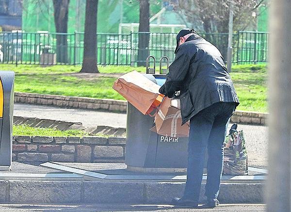 PRAHA-DEJVICE, PÁTEK 27. BŘEZNA 10:09. Petr vyrazil na lov dezinfekcí. Stihl předtím ještě  roztřídit odpad. Foto Aha! – Martin Hykl, David Kundrát, Pavel Machan, Marek Pátek, ara