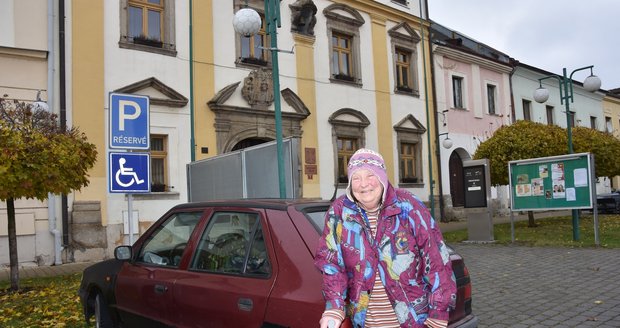 Na začátku listopadu zoufalá Anna zaparkovala auto před radnicí v Boru a skoro celý pracovní týden v něm přebývala.