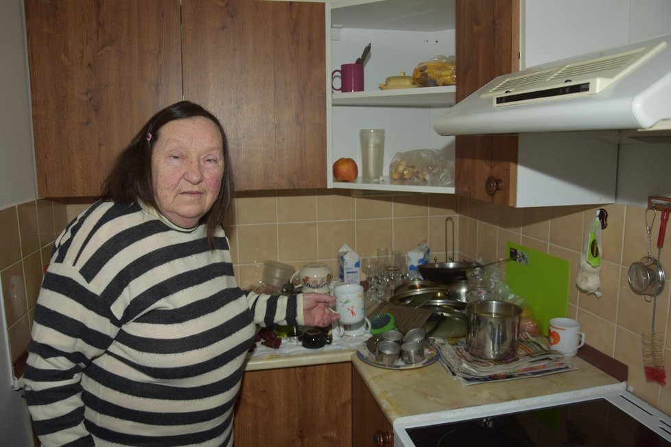 Anna Kratochvílová (72) se zabydluje v novém bytě.