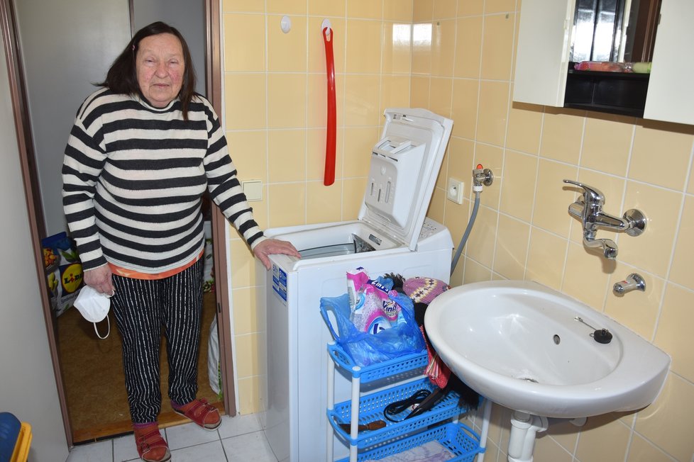 Anna Kratochvílová (72) se zabydluje v novém bytě.