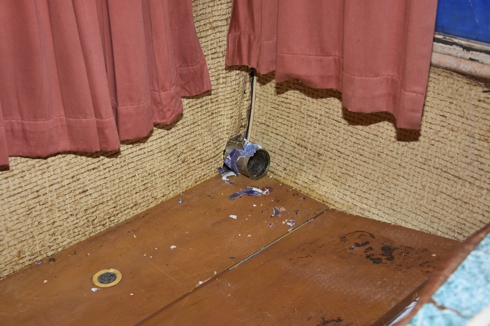 Plechovkou ucpaná díra ve stěně přívěsu, kudy se potkani prokousali dovnitř.