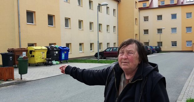 Anna Kratochvílová (68) ukazuje dům, kde jsou volné obecní byty.