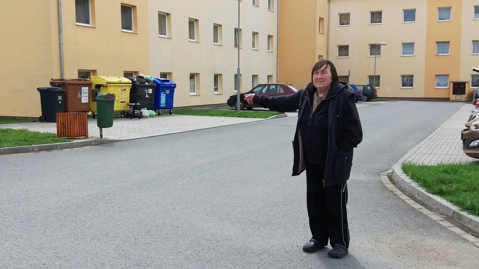 Anna Kratochvílová (68) ukazuje dům, kde jsou volné obecní byty.