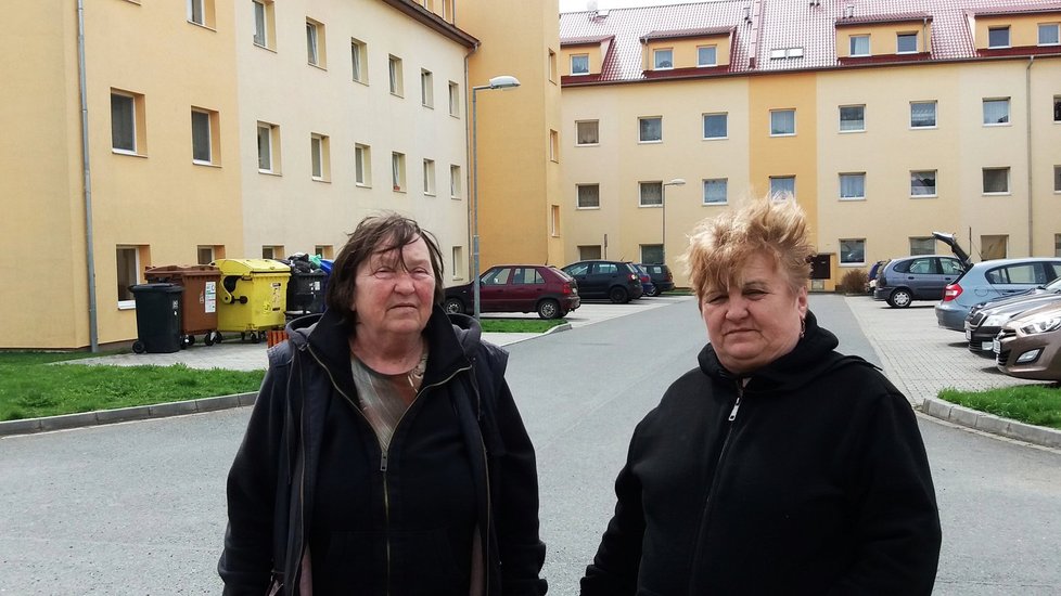 Anna Kratochvílová (vlevo) a Markéta Mrňová stojí před domem, kde jsou volné obecní byty.
