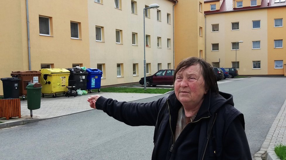 Anna Kratochvílová (68) ukazuje dům, kde jsou volné obecní byty.