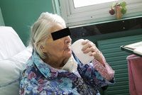 Pečovatelka na Sokolovsku okrádala seniorku (88): Vzala jí desítky tisíc!