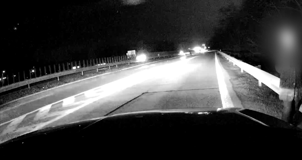 Seniorka riskovala život na rychlostní silnici na okraji Brna. Naštěstí ji včas objevila hlídka strážníků.