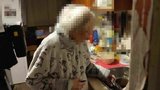 Kouř a smrad v bytovce: Babička (93) se sluchátky na uších větrala připálené jídlo