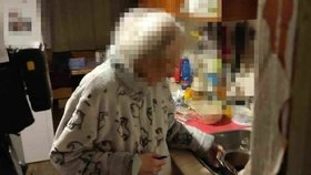 Kouř a smrad v bytovce: Babička (93) se sluchátky na uších větrala připálené jídlo