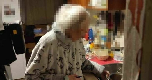 Seniorka připálila jídlo, vyděšeným sousedům neotevírala, měla sluchátka na uších.