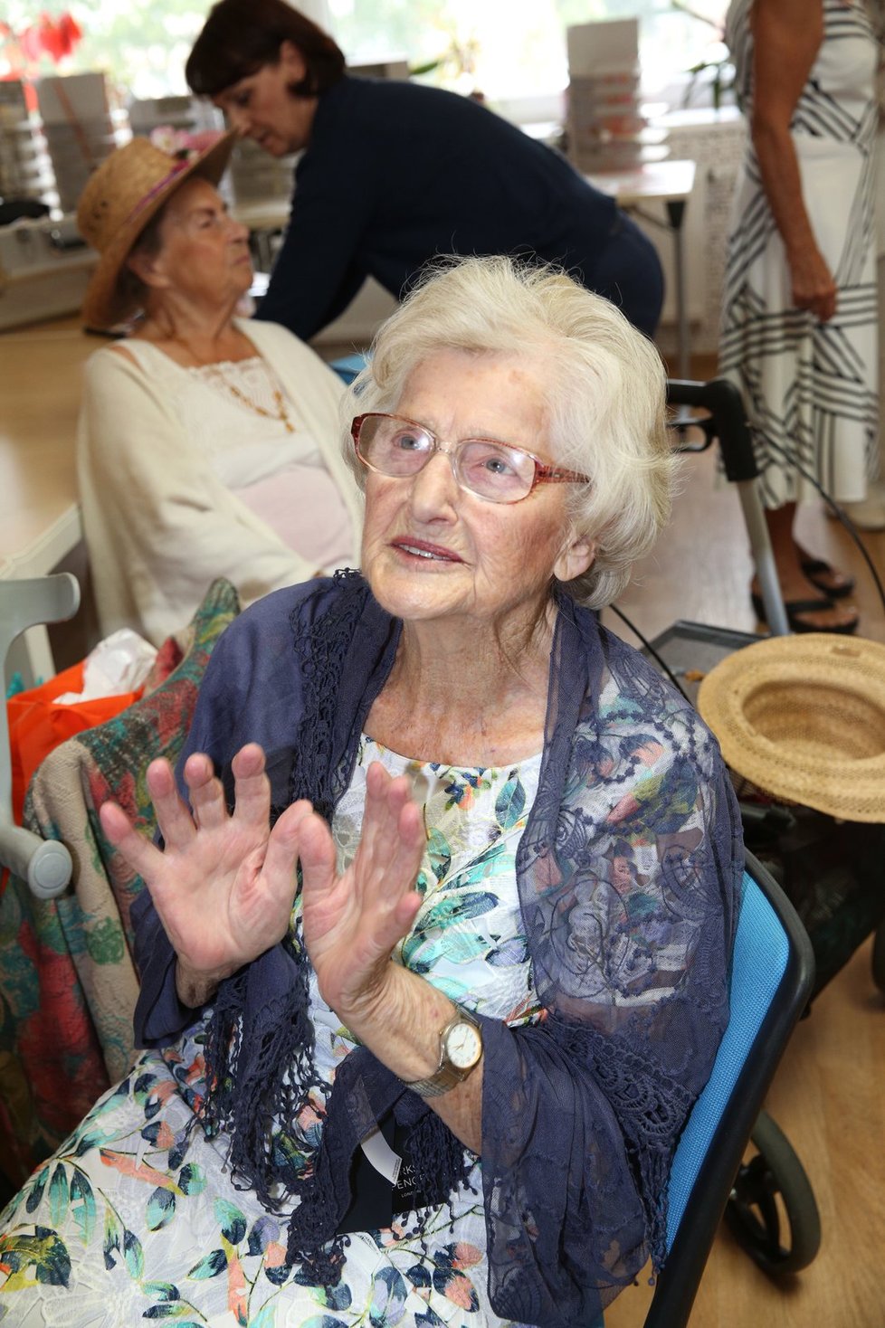 Seniorka se ve 102 letech poprvé prošla po mole. Doprovodil ji Vlastimil Harapes.