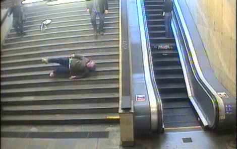 Okradená žena padá ze schodů.