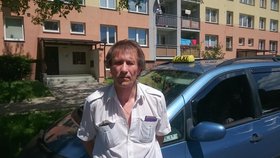 Bytový dům, před nímž čekal taxikář marně na seniorku.