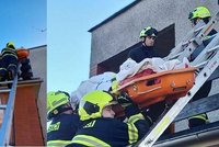 Seniorka (85) z Rychnovska se vážně zranila: Hasiči ji k sanitce spouštěli z balkonu