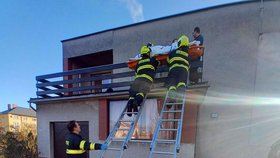Zraněnou seniorku na Rychnovsku museli hasiči z domu dostat přes balkon.