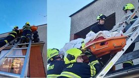 Zraněnou seniorku na Rychnovsku museli hasiči z domu dostat přes balkon.