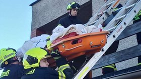 Zraněnou seniorku na Rychnovsku museli hasiči z domu dostat přes balkon.