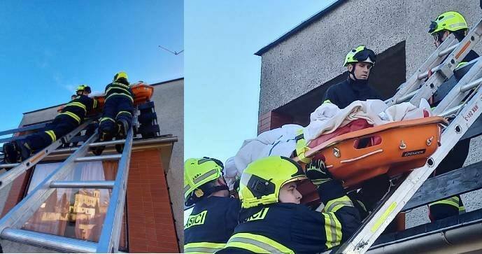 Zraněnou seniorku na Rychnovsku museli hasiči z domu dostat přes balkon.